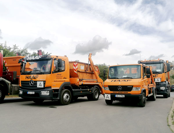 Fahrzeuge stehen bereit