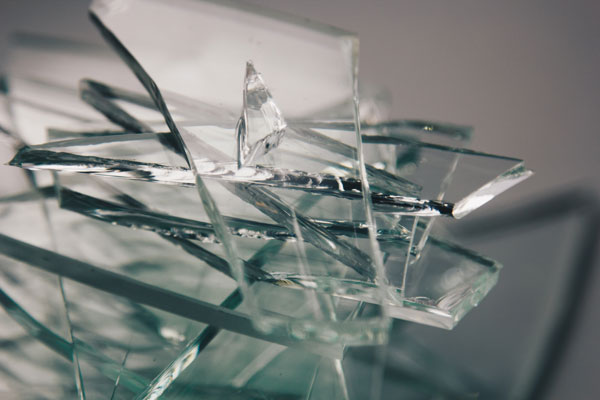 broken-glass-background-for-your-images-isolated-on-white-many-large-glass-fragments-scattering-from-a-hammer-as-a-concept-of-violence Glas