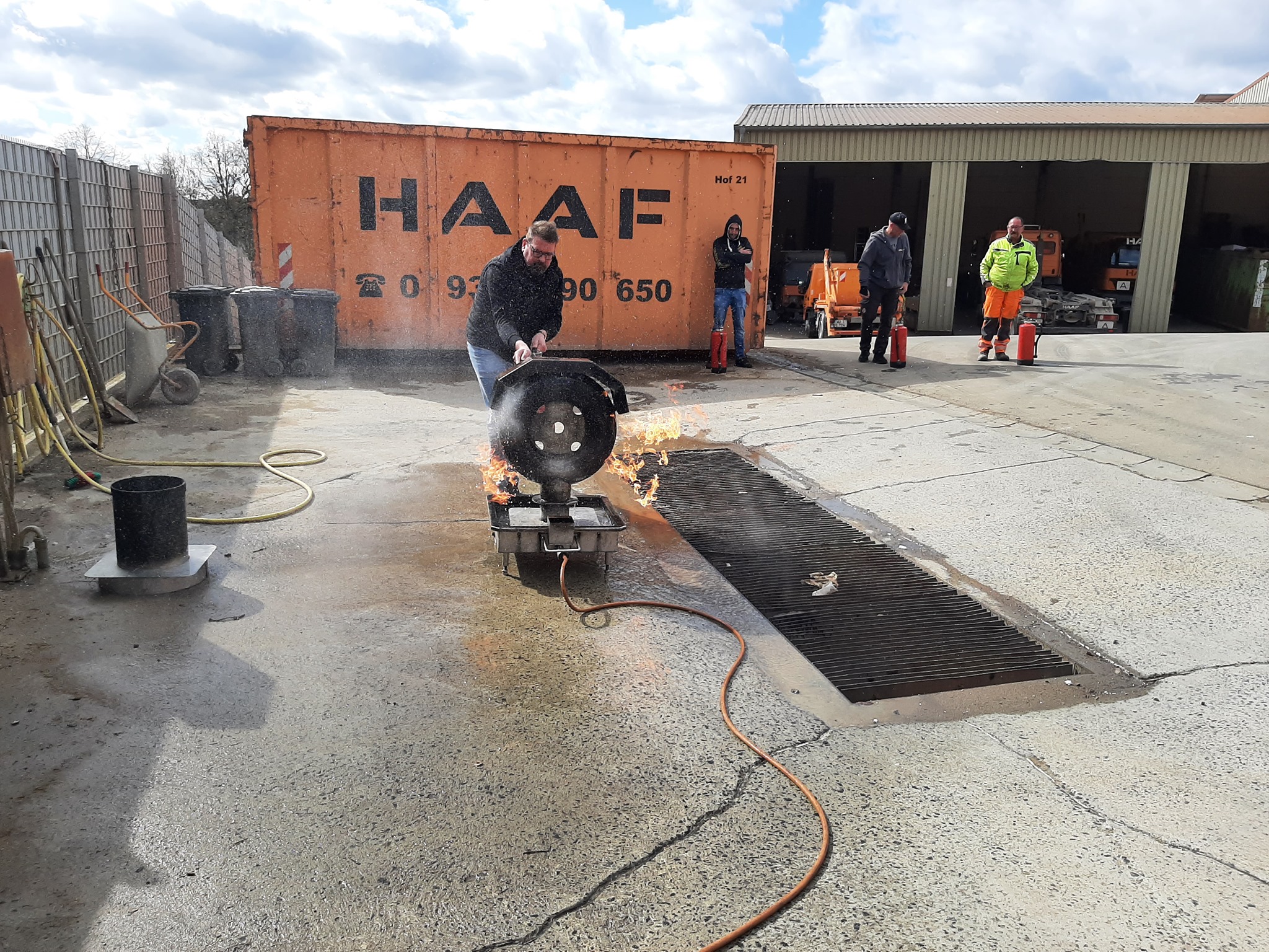 Markus Haaf beim Feuer löschen